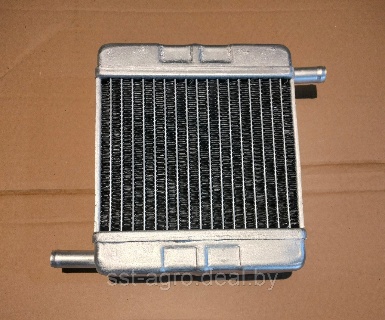 80-8101900 Радиатор отопителя алюминиевый МТЗ УК патрубки в разные стороны - фото 1 - id-p215374131