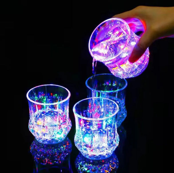 Светящийся стакан с цветной Led подсветкой дна COLOR CUP 1 шт - фото 1 - id-p215455718