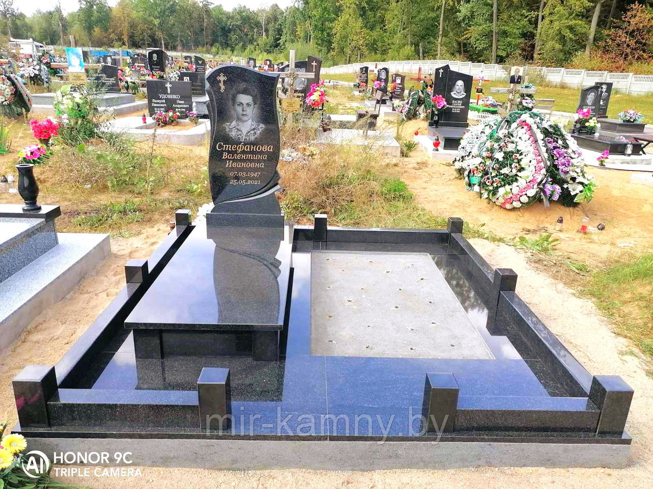 ОДИНОЧНЫЙ ПАМЯТНИК НА ДВОЙНОЙ ПЛОЩАДКЕ ИЗ ЧЁРНОГО ГРАНИТА С ОГРАДКОЙ ПО ПЕРИМЕТРУ