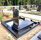 ОДИНОЧНЫЙ ПАМЯТНИК НА ДВОЙНОЙ ПЛОЩАДКЕ ИЗ ЧЁРНОГО ГРАНИТА С ОГРАДКОЙ ПО ПЕРИМЕТРУ, фото 2