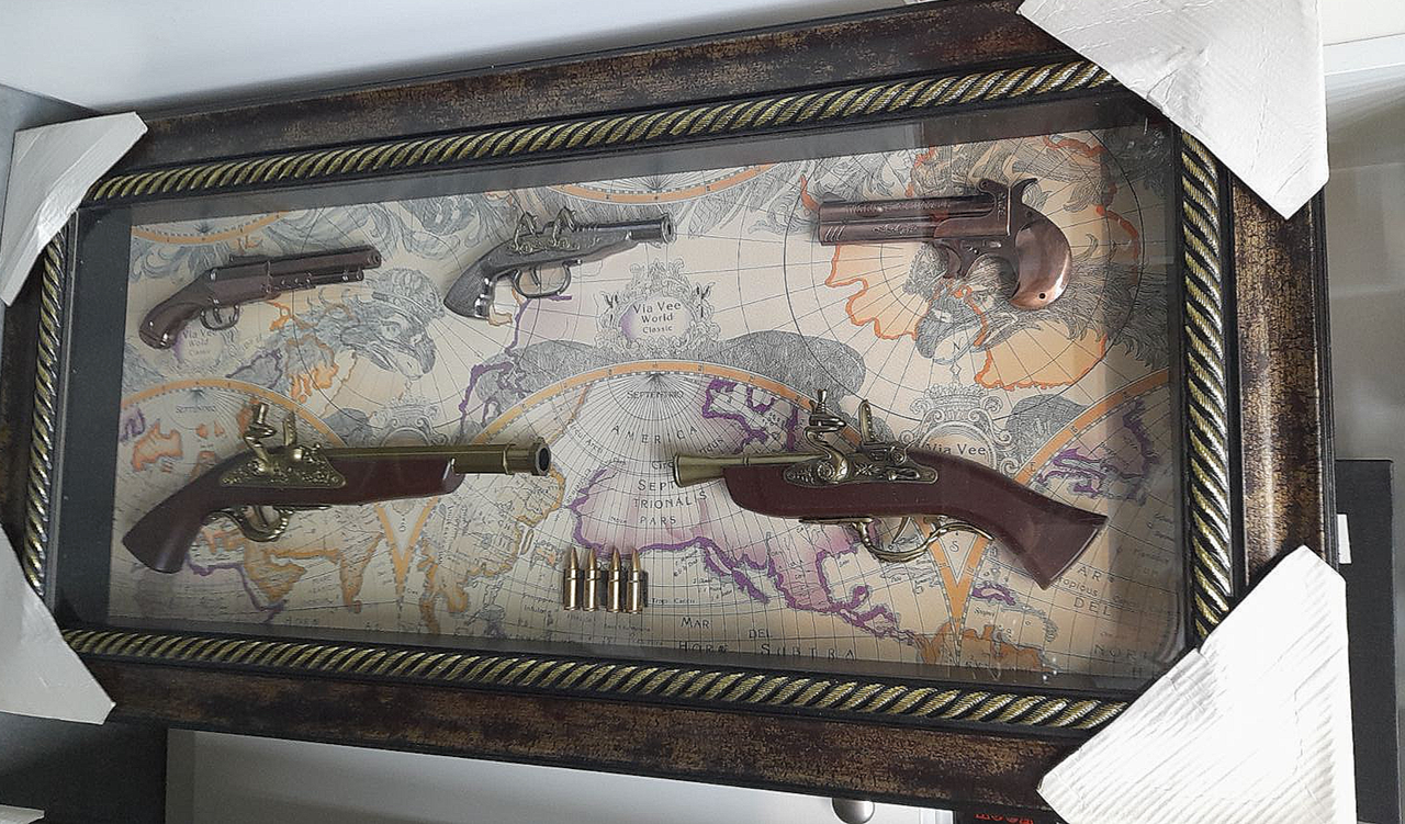 Картина с сувенирным оружием на карте мира «Пять стволов» Декоративное сувенирное оружие - фото 1 - id-p215524806