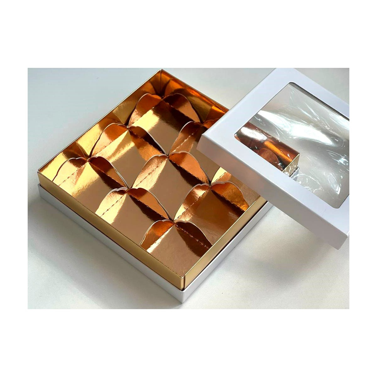 Коробка для 9 моти премиум с большим окном Белая/золото (Россия, 180х180х45 мм) 070950 - фото 1 - id-p215535046