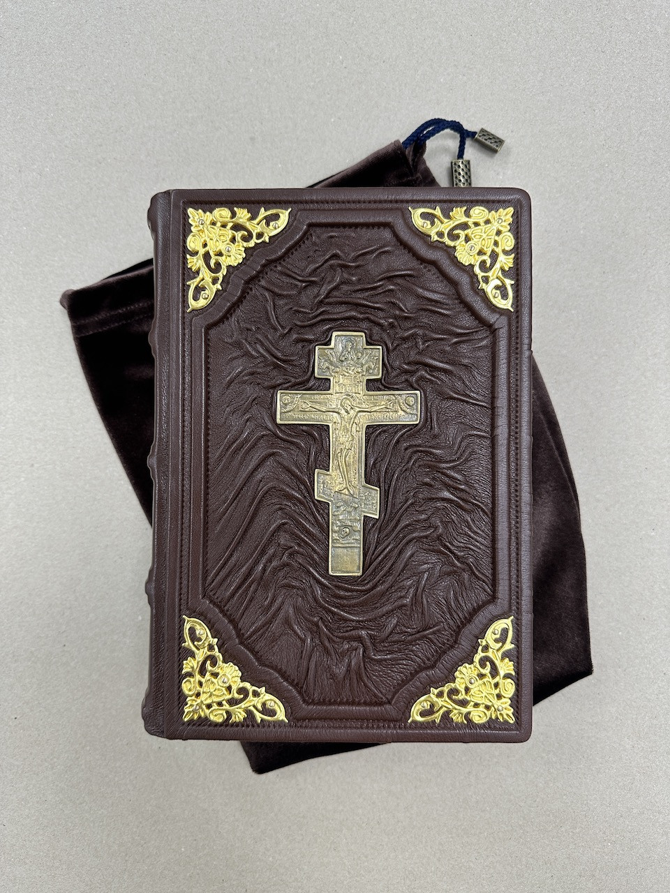 Библия с крестом (подарочная кожаная книга в мешочке)