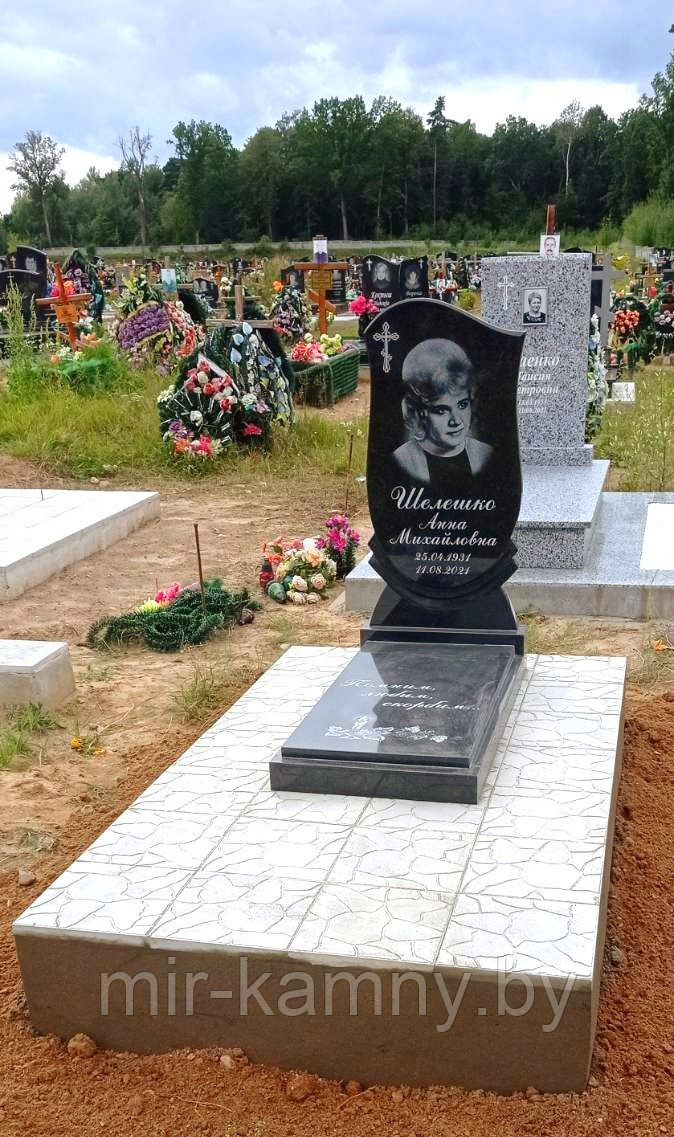 ВАРИАНТЫ НЕБОЛЬШИХ ГРАНИТНЫХ ПАМЯТНИКОВ В ВИДЕ ЗАКРЫТЫХ ЦВЕТНИКОВ