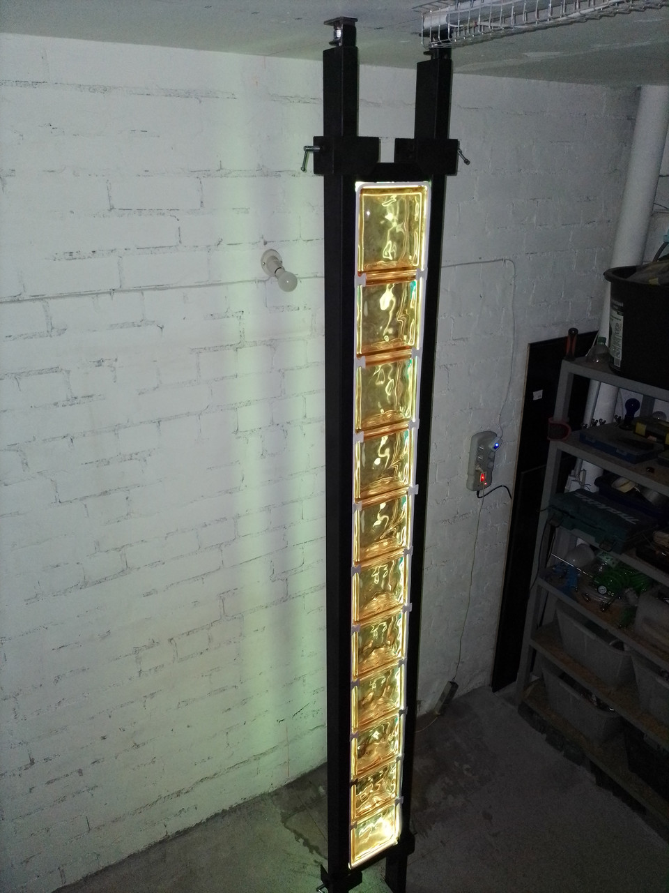 Подсветка из стеклоблоков в коридоре - фото 1 - id-p215635181