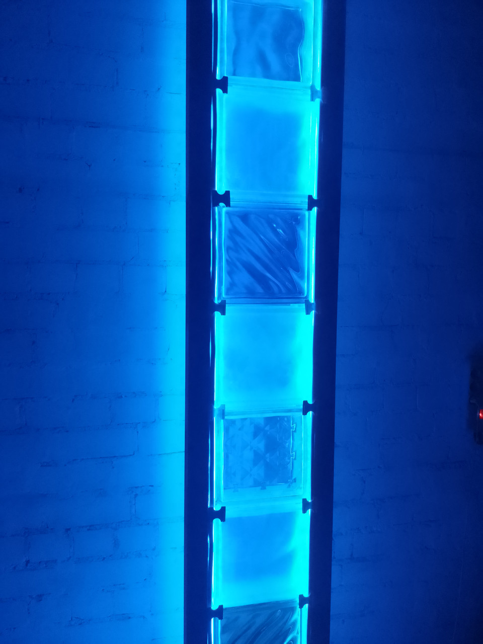 Подсветка из стеклоблоков в коридоре - фото 2 - id-p215635181