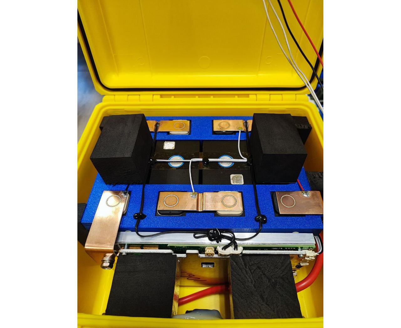 Аккумулятор BatteryCraft Lifepo4 12V 105Ah BMS 100 A c Bluetooth (желтый корпус) - фото 7 - id-p177361632