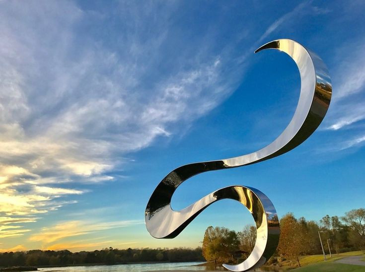"Абстрактная парковая скульптура 'Rises' из нержавеющей стали"