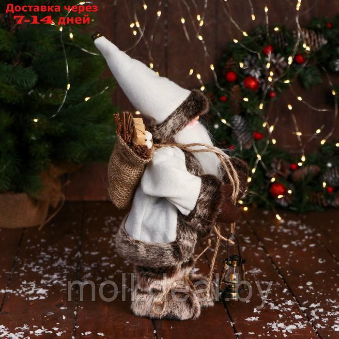 Дед Мороз "В клетчатом жилете, с фонариком" 28 см, серо-белый - фото 2 - id-p216354045