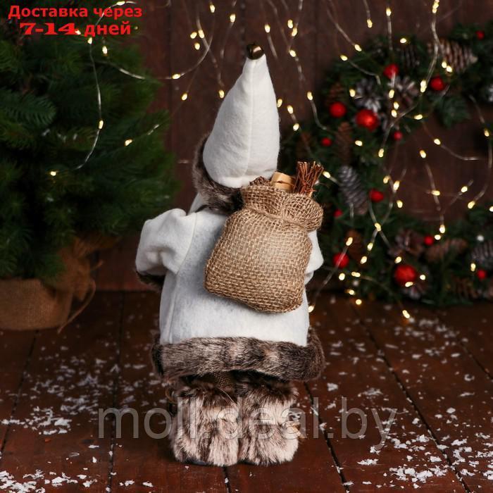Дед Мороз "В клетчатом жилете, с фонариком" 28 см, серо-белый - фото 3 - id-p216354045