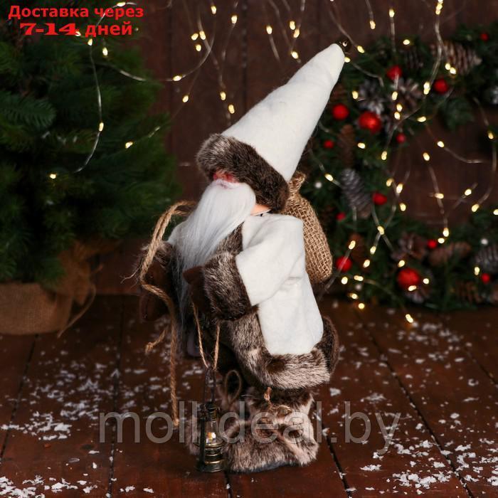 Дед Мороз "В клетчатом жилете, с фонариком" 28 см, серо-белый - фото 4 - id-p216354045