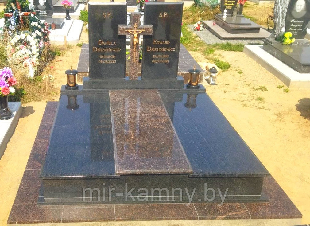 ДВОЙНОЙ КОМПЛЕКС С ГРАНИТНЫМ КРЕСТОМ И БРОНЗОВЫМ ОФОРМЛЕНИЕМ