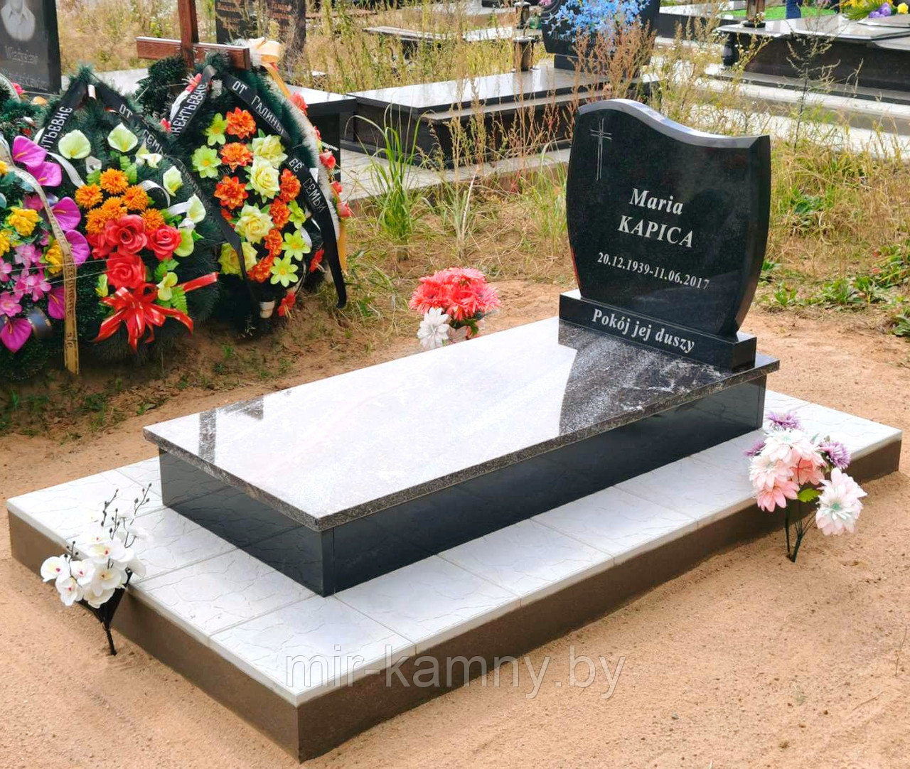 ОДИНОЧНЫЙ НЕБОЛЬШОЙ ГРАНИТНЫЙ ПАМЯТНИК ИЗ АМФИБОЛИТА И ГАББРО-ДИАБАЗА