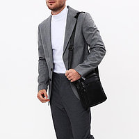 Сумка мужская на молнии, 3 наружных кармана, длинный ремень, цвет чёрный