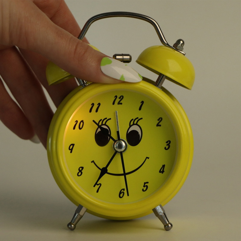 Часы будильник Веселый смайл желтый D-9 см Желтый - фото 4 - id-p216887365