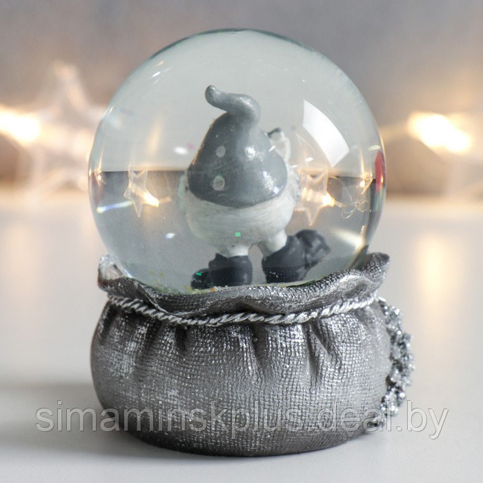 Сувенир полистоун водяной шар "Дед Морозик с подарками" серебро 7х6,7х8,8 см - фото 3 - id-p212127016