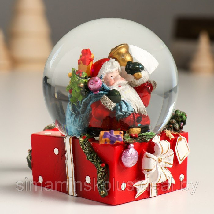 Сувенир полистоун водяной шар "Дед Мороз с мешком подарков и колокольчиком" 7х7х8 см - фото 2 - id-p213431121