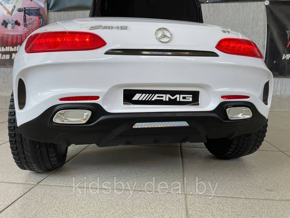 Детский электромобиль RiverToys Mercedes-Benz AMG GT O008OO (белый) лицензия - фото 4 - id-p109520745