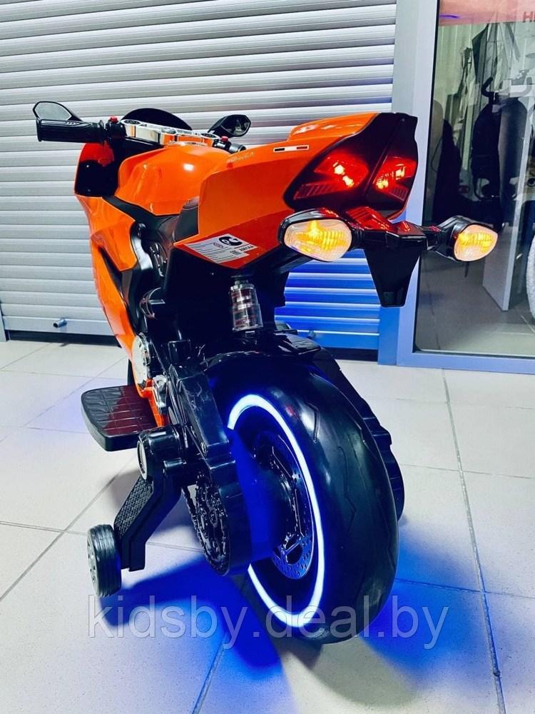 Детский электромобиль, мотоцикл RiverToys A001AA (оранжевый) Ducati - фото 3 - id-p26159472