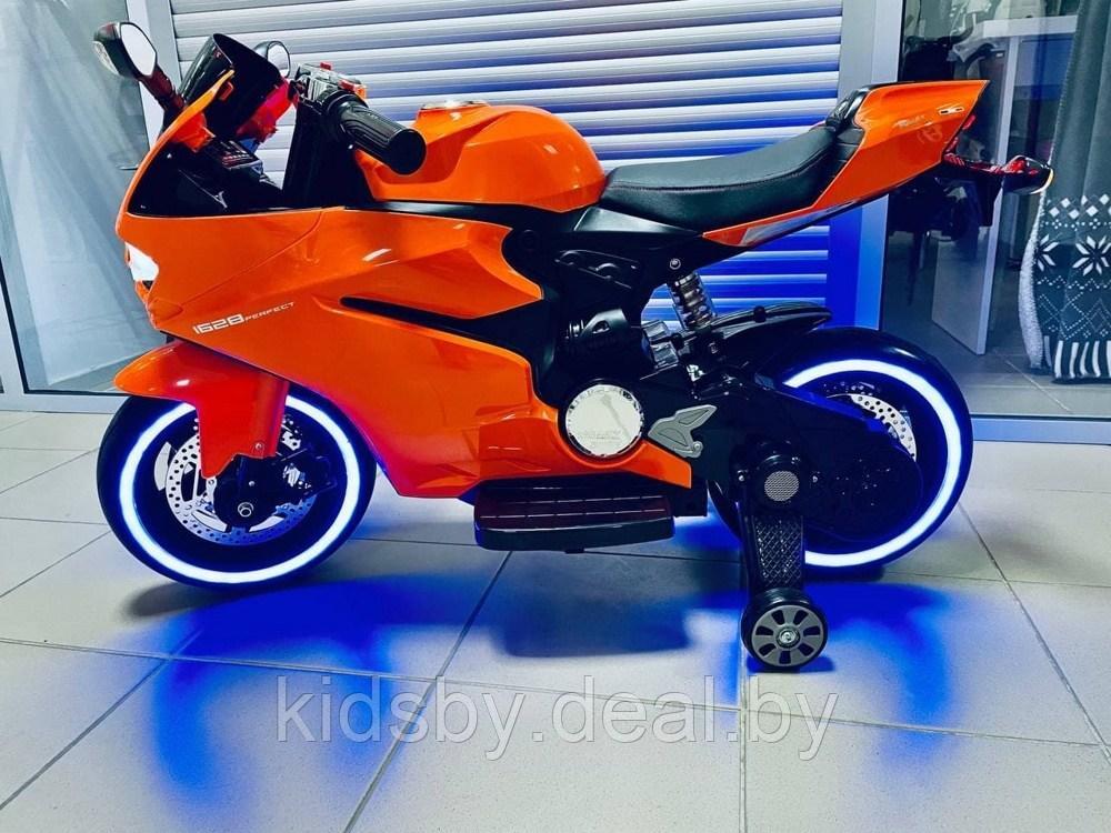 Детский электромобиль, мотоцикл RiverToys A001AA (оранжевый) Ducati - фото 5 - id-p26159472