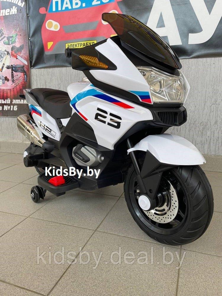 Детский электромотоцикл RiverToys H222HH (белый) BMWдвухместный
