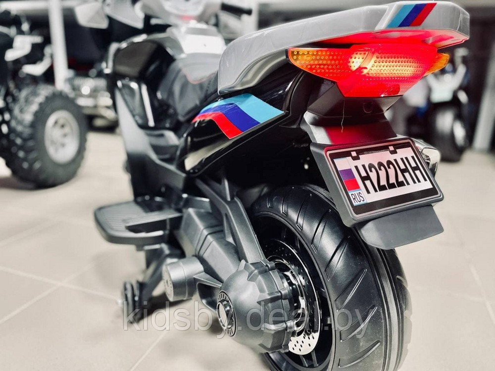 Детский электромотоцикл RiverToys H222HH (черный) BMW двухместный - фото 6 - id-p162138792