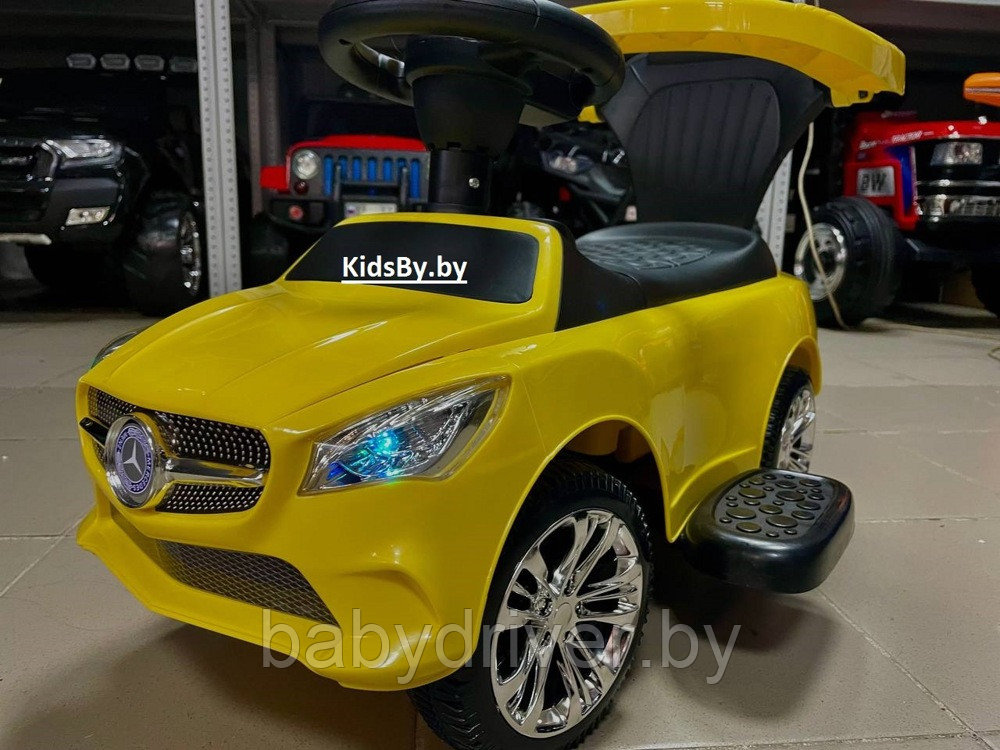 Детская машинка-каталка, толокар RiverToys Mercedes-Benz JY-Z06C (желтый/черный) с ручкой-управляшкой