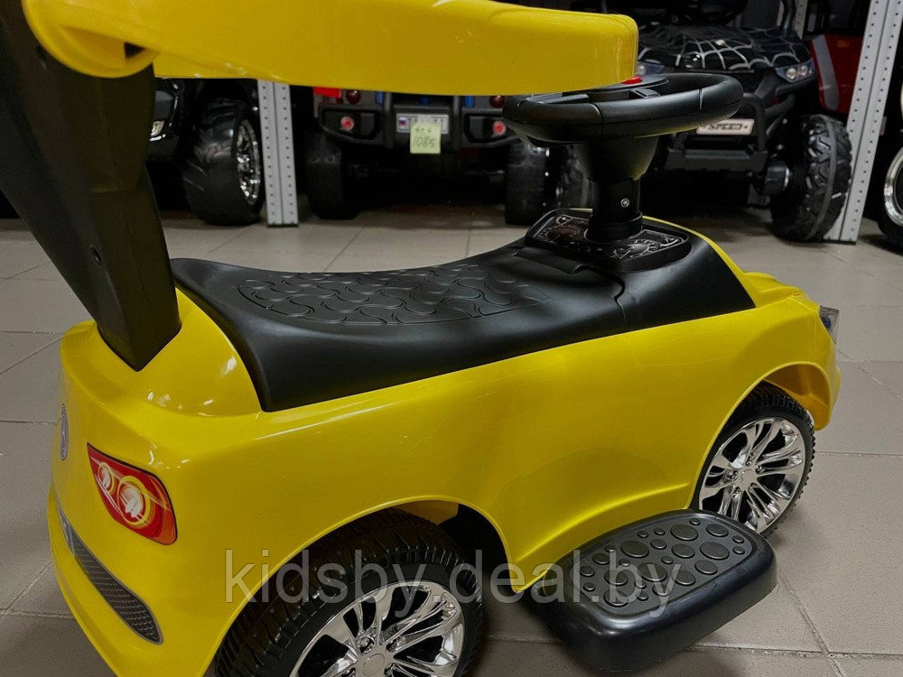 Детская машинка-каталка, толокар RiverToys Mercedes-Benz JY-Z06C (желтый/черный) с ручкой-управляшкой - фото 5 - id-p64367917