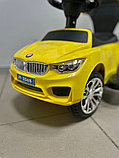 Детская машинка-каталка, толокар RiverToys BMW JY-Z06B (желтый) с ручкой-управляшкой, фото 6