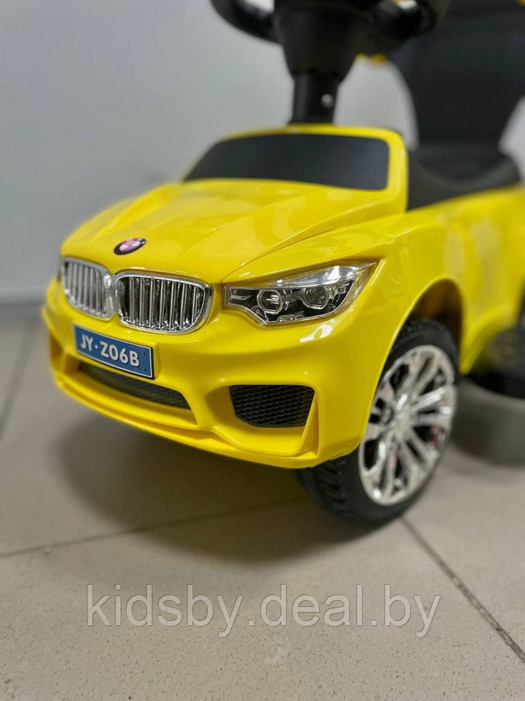 Детская машинка-каталка, толокар RiverToys BMW JY-Z06B (желтый) с ручкой-управляшкой - фото 6 - id-p116443643