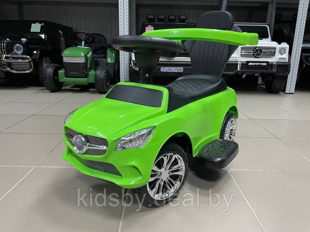 Детская машинка-каталка, толокар RiverToys Mercedes-Benz JY-Z06C (зеленый/черный) с ручкой-управляшкой