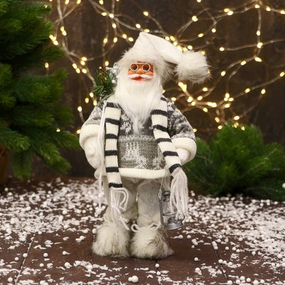 Дед Мороз "В полосатом шарфе и с фонариком" 30 см, серо-белый - фото 1 - id-p215501236