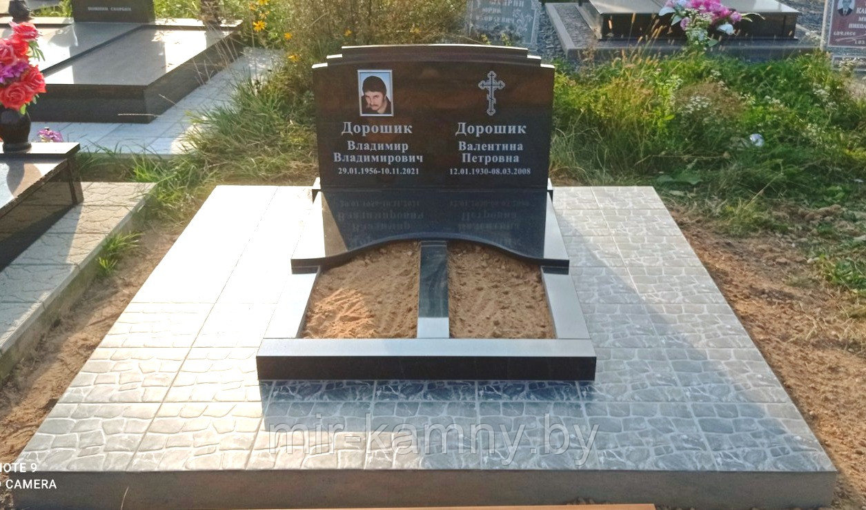 ДВОЙНОЙ ГРАНИТНЫЙ ПАМЯТНИК С НАДГРОБИЕМ В ВИДЕ ЦВЕТОЧНИЦЫ