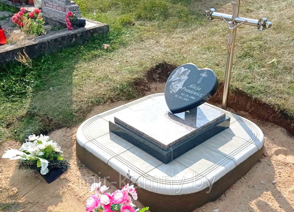 ДЕТСКИЙ ГРАНИТНЫЙ ПАМЯТНИК СО СТЕЛОЙ В ВИДЕ СЕРДЦА