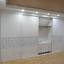 Шкаф с ультра белым стеклом и  рисунком