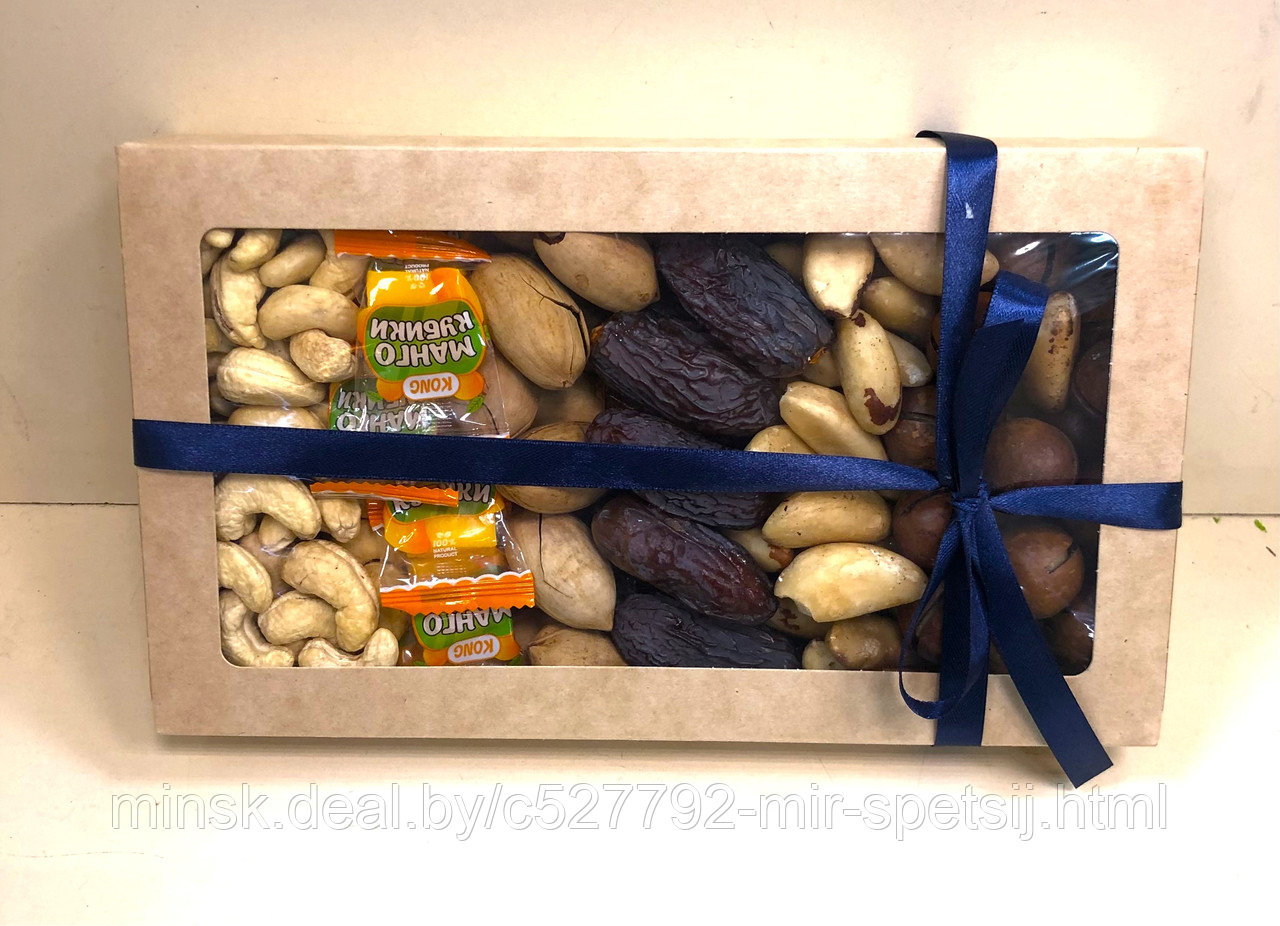 Подарочный набор орехов и сухофруктов 1000 грамм.