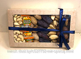 Подарочный набор орехов и сухофруктов 1000 грамм.