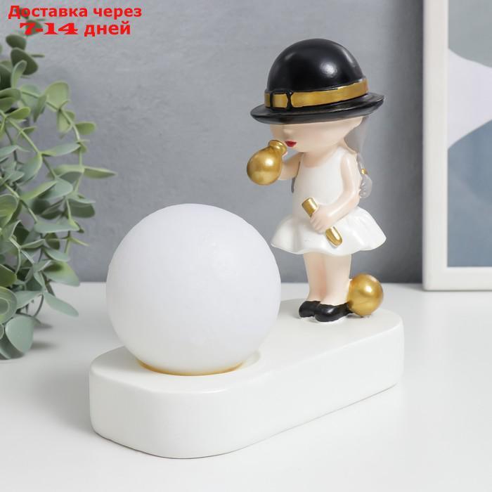 Сувенир полистоун свет "Малышка в чёрной шляпке, с золотым пузырём у шара" 16,5х8х16 см - фото 1 - id-p217824436