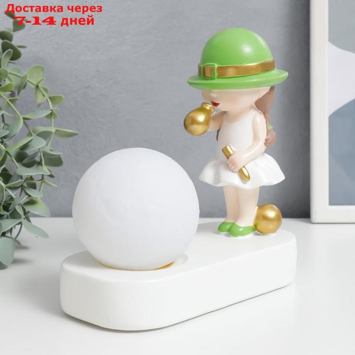 Сувенир полистоун свет "Малышка в зелёной шляпке, с золотым пузырём у шара" 16,5х8х16 см - фото 1 - id-p217824444