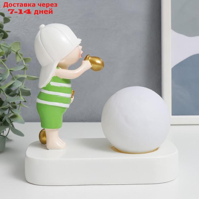 Сувенир полистоун свет "Малыш в белой кепке, с золотым пузырём у шара" 16,5х8х16 см - фото 5 - id-p217824453