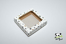 Коробка с прозрачным окном 150х150х40 Черно-золотые звезды (крафт дно)