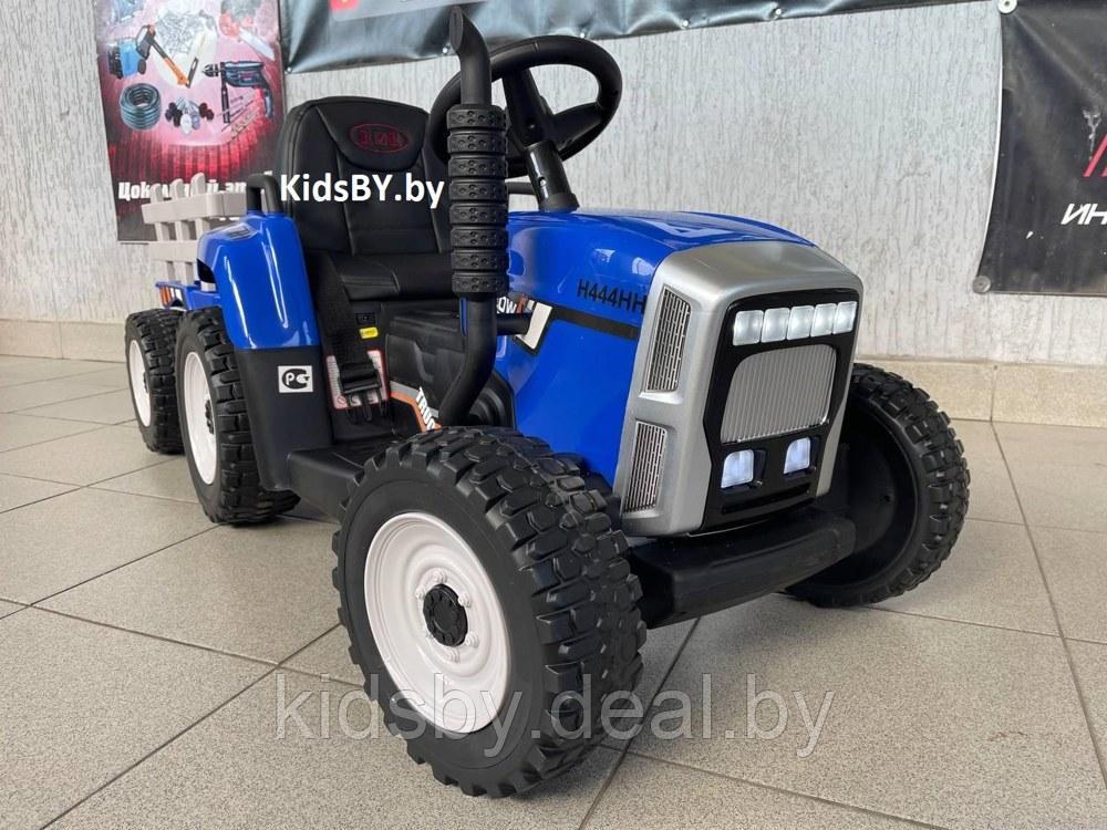Детский электромобиль RiverToys H444HH (синий) трактор с прицепом и пультом