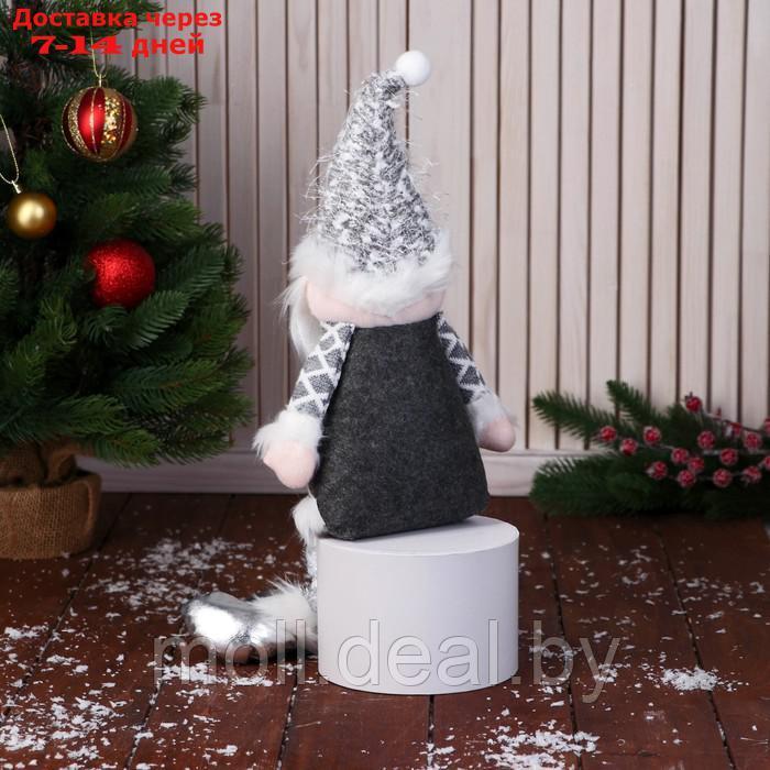 Мягкая игрушка "Дед Мороз в костюме с ремешком, ножки-бусинки" 15х39 см, серый - фото 2 - id-p218073433