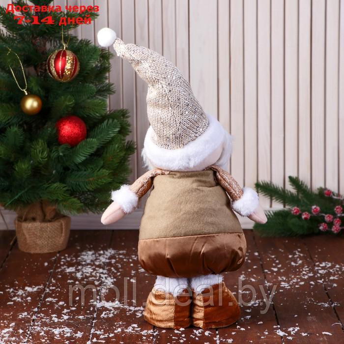 Мягкая игрушка "Дед Мороз в вязаном колпаке, длинные ножки" стоит, 70х13 см, коричневый - фото 2 - id-p218073442