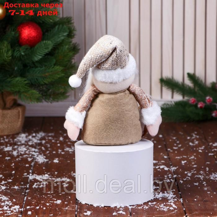 Мягкая игрушка "Дед Мороз в вязаном колпаке" сидит, 15х22 см, золотисто-коричневый - фото 2 - id-p218073470