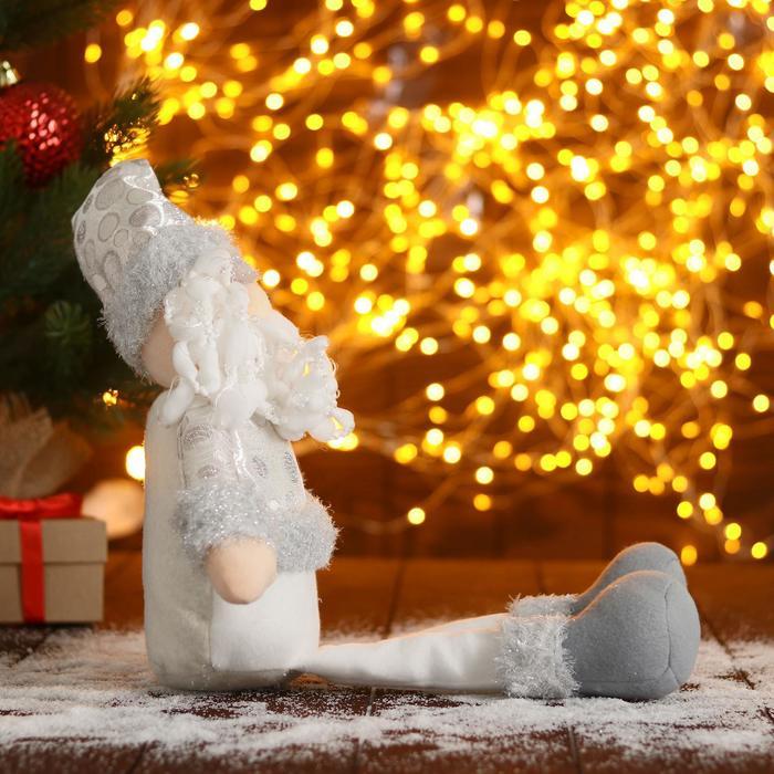 Мягкая игрушка "Дед Мороз в шапочке с кружочками-длинные ножки" 15х45 см, серебристо-белый - фото 4 - id-p218179374