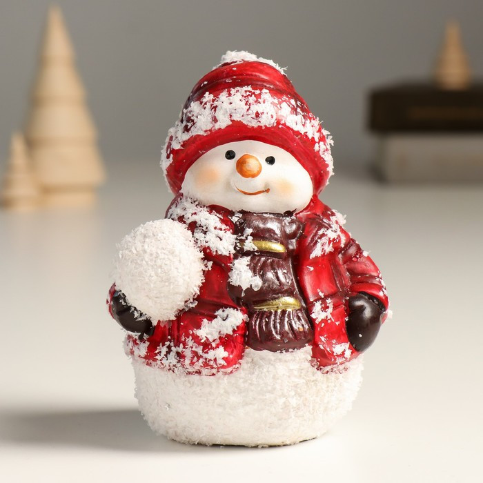 Сувенир керамика "Снеговик в красном пуховике, со снежком" обсыпка 10х8,5х12 см - фото 1 - id-p218178427