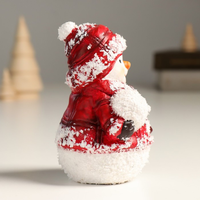 Сувенир керамика "Снеговик в красном пуховике, со снежком" обсыпка 10х8,5х12 см - фото 2 - id-p218178427