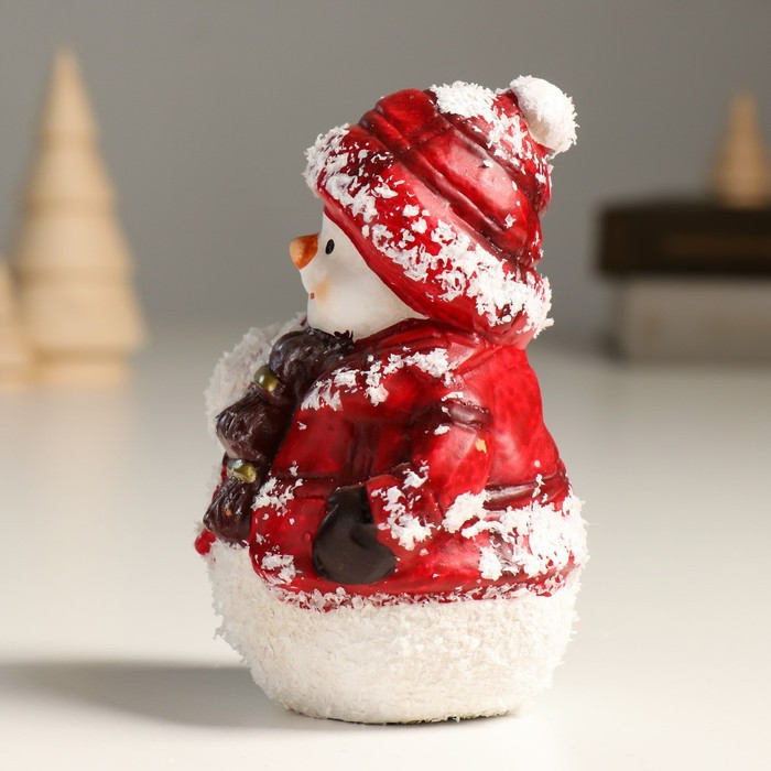 Сувенир керамика "Снеговик в красном пуховике, со снежком" обсыпка 10х8,5х12 см - фото 4 - id-p218178427