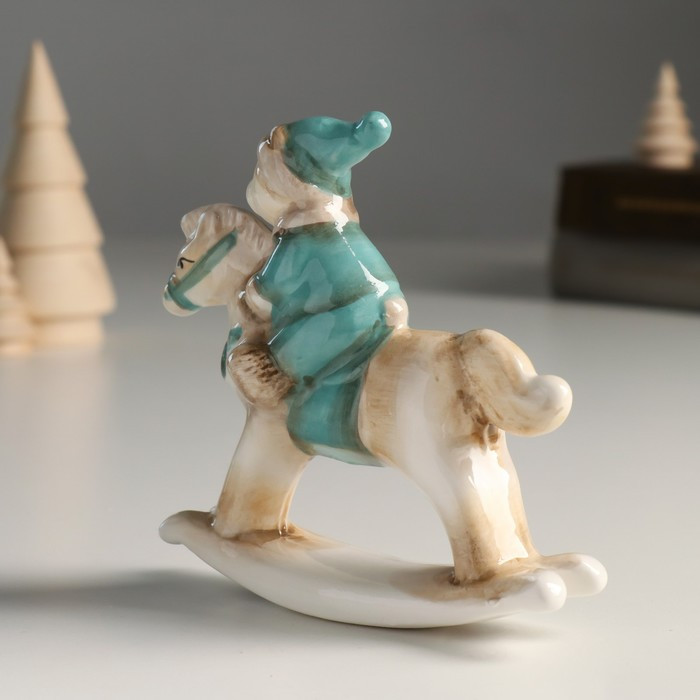 Сувенир керамика "Медвежонок в зелёном наряде на лошадке-качалке" 11,5х3х10,6 см - фото 2 - id-p218178451